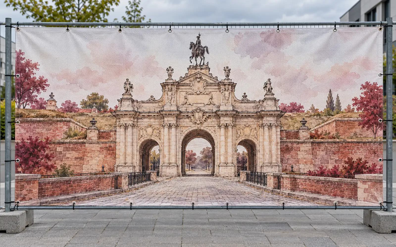 Banner exterior cu ilustrația reperului Cetatea Alba Carolina, montat pe un gard.